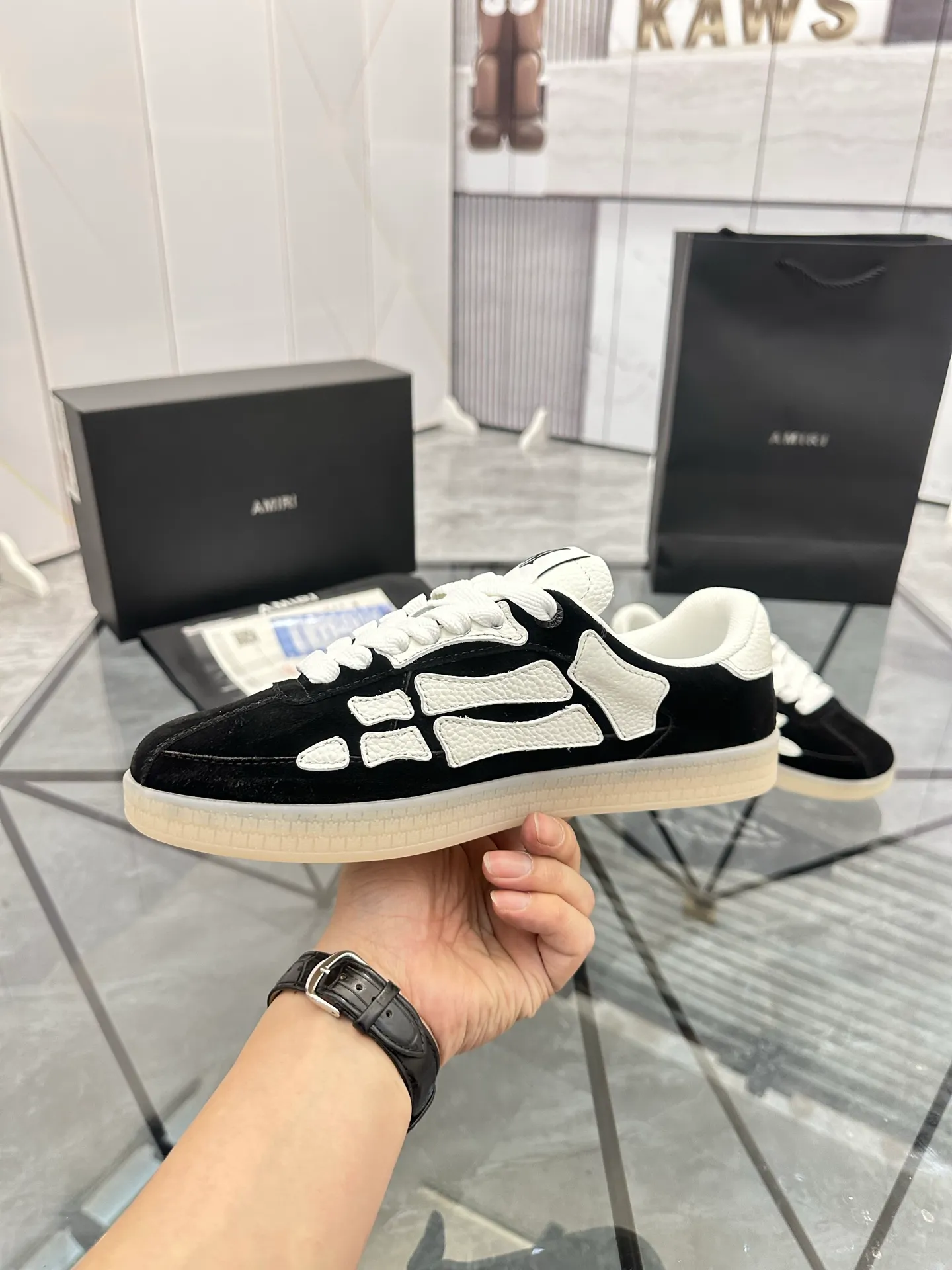 Men's shoes: 💰P600¥ Top quality in Guangzhou Product trademark: AMIRI* "Amir*" low-top casual shoes Regular size: 39-44 (can be customized to 45) Product material: Upper imported first-layer cowhide spliced ​​nubuck leather, breathable lining, original outsole. Number: 525